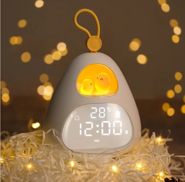Réveil enfant oisillon avec veilleuse chaude allumée dans une ambiance de nuit Réveil enfant oisillon avec veilleuse chaude allumée dans une ambiance de nuit