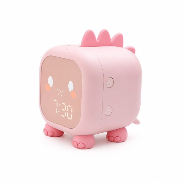Réveil enfant dragon rose poudré fond blanc Réveil enfant dragon rose poudré avec affichage digital sur fond blanc