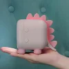 Réveil enfant dragon rose poudré veilleuse vue de côté Réveil enfant dragon rose poudré avec veilleuse allumée et boutons latéraux