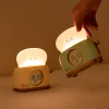 Réveil enfant toast veilleuse deux coloris Réveil enfant toast avec veilleuse allumée en deux coloris jaune vanille et vert tendre