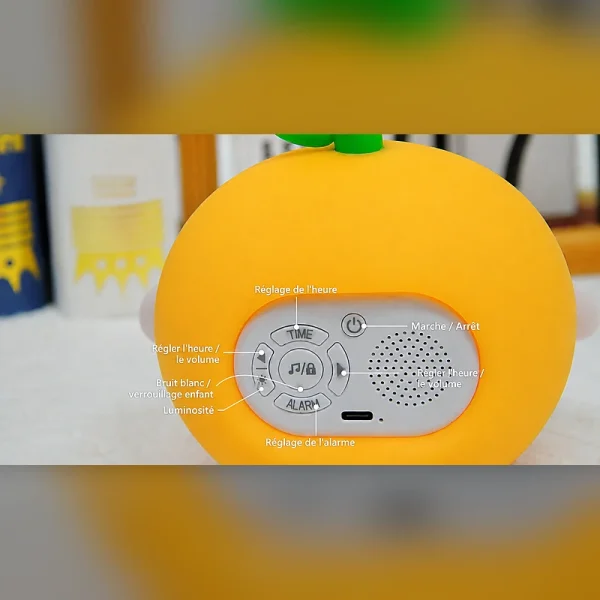 Boutons de commande du réveil fruit pour régler l’heure, l’alarme, le volume, la luminosité et le bruit blanc